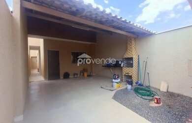 Imagem: A casa possui 3 Dormitórios, 2 Banheiros, 2 Vagas na garagem