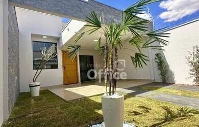 Imagem: A casa possui 3 Dormitórios, 1 Banheiro, 2 Vagas na garagem