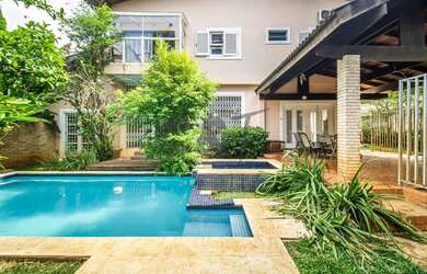 Imagem: A casa possui 4 Dormitórios, 5 Banheiros, 5 Vagas na garagem