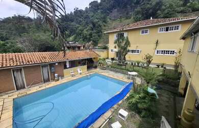 Imagem: A casa possui 4 Dormitórios, 4 Banheiros, 2 Vagas na garagem