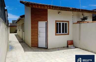 Imagem: A casa possui 2 Dormitórios, 1 Banheiro, 2 Vagas na garagem