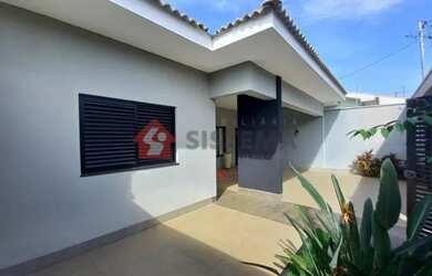 Imagem: A casa possui 3 Dormitórios, 2 Banheiros, 2 Vagas na garagem