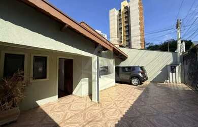 Imagem: O depósito à venda possui 3 Vagas na garagem e 90m² de Área