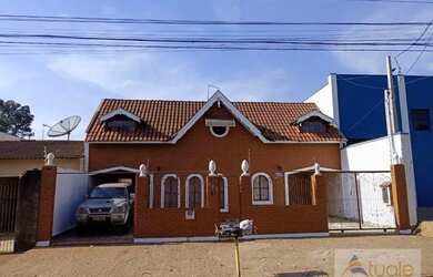 Imagem: A casa possui 5 Dormitórios, 3 Banheiros, 5 Vagas na garagem