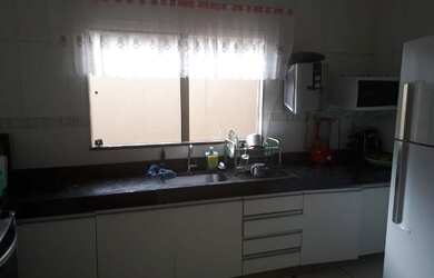 Imagem: A casa possui 3 Dormitórios, 2 Banheiros, 3 Vagas na garagem