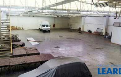 Imagem: O depósito possui 5 Vagas na garagem, 1410m² de Área e está