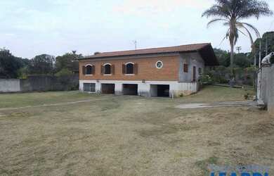Imagem: A casa possui 3 Dormitórios, 2 Banheiros, 4 Vagas na garagem