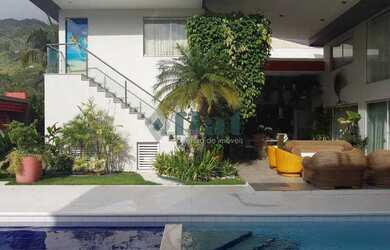 Imagem: A casa em condomínio possui 4 Dormitórios, 4 Banheiros, 4