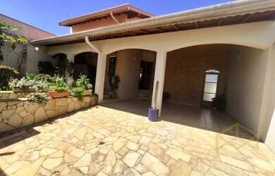 Imagem: A casa possui 2 Dormitórios, 2 Banheiros, 4 Vagas na garagem