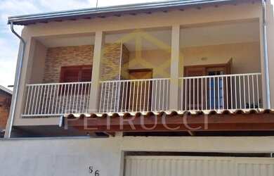 Imagem: A casa possui 3 Dormitórios, 4 Banheiros, 2 Vagas na garagem