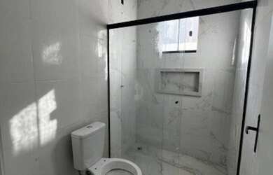 Imagem: A casa possui 3 Dormitórios, 1 Banheiro, 2 Vagas na garagem