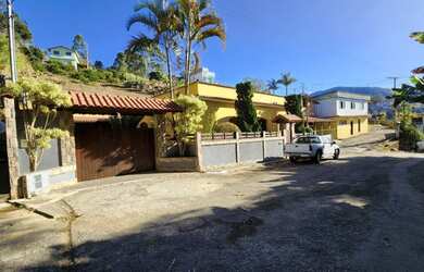 Imagem: A casa possui 3 Dormitórios, 2 Banheiros, 216m² de Área