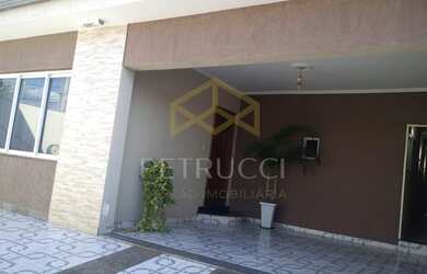 Imagem: A casa possui 3 Dormitórios, 2 Banheiros, 3 Vagas na garagem