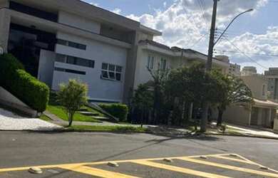 Imagem: A casa em condomínio possui 5 Dormitórios, 5 Banheiros, 5