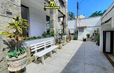 Imagem: A casa possui 5 Dormitórios, 4 Banheiros, 2 Vagas na garagem