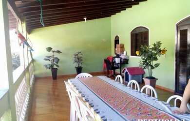 Imagem: A casa possui 4 Dormitórios, 3 Banheiros, 3 Vagas na garagem