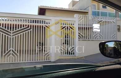 Imagem: A casa possui 3 Dormitórios, 2 Banheiros, 4 Vagas na garagem