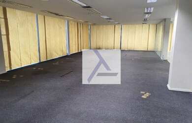 Imagem: O depósito possui 5 Vagas na garagem, 400m² de Área e está