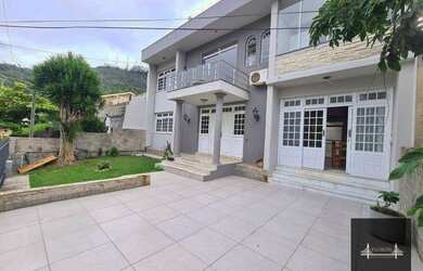 Imagem: A casa possui 5 Dormitórios, 4 Banheiros, 2 Vagas na garagem