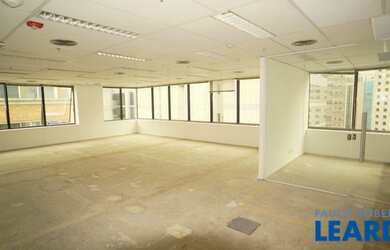 Imagem: O depósito possui 5 Vagas na garagem, 292m² de Área e está