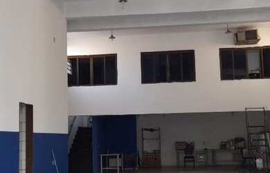 Imagem: O depósito possui 4 Vagas na garagem e 300m² de Área e está