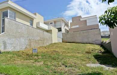 Imagem: O terreno possui 300m² de Área e está localizado em Loteamento