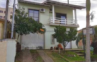 Imagem: A casa possui 3 Dormitórios, 2 Banheiros, 3 Vagas na garagem