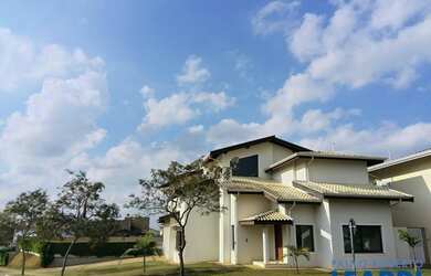 Imagem: A casa em condomínio possui 4 Dormitórios, 4 Banheiros, 4