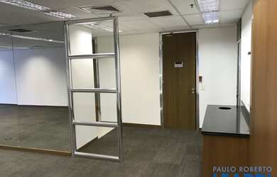 Imagem: O depósito possui 5 Vagas na garagem, 304m² de Área e está