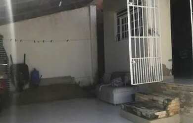 Imagem: A casa possui 4 Dormitórios, 1 Banheiro, 2 Vagas na garagem