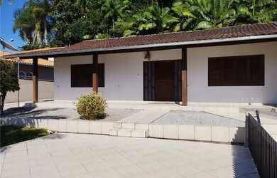 Imagem: A casa possui 3 Dormitórios, 1 Banheiro, 2 Vagas na garagem