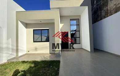 Imagem: A casa possui 3 Dormitórios, 2 Banheiros, 3 Vagas na garagem