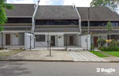 Imagem: A casa possui 4 Dormitórios, 1 Banheiro, 1 Vaga na garagem