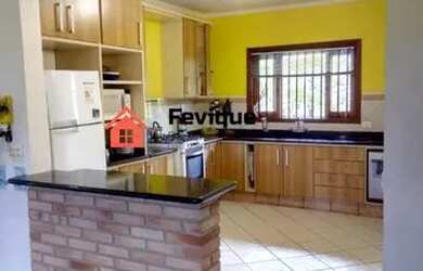 Imagem: A casa possui 3 Dormitórios, 3 Banheiros, 4 Vagas na garagem