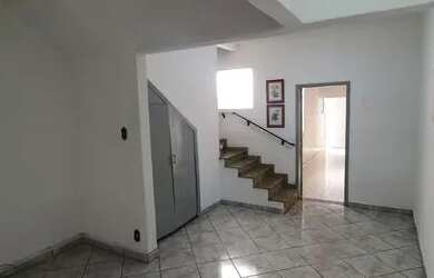 Imagem: A casa possui 1 Dormitório, 1 Banheiro, 2 Vagas na garagem