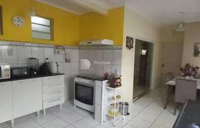 Imagem: A casa possui 3 Dormitórios, 3 Banheiros, 2 Vagas na garagem