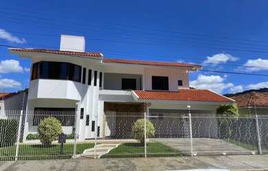 Imagem: A casa possui 5 Dormitórios, 3 Banheiros, 4 Vagas na garagem