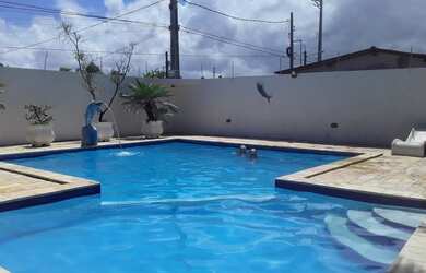 Imagem: A casa possui 4 Dormitórios, Acomodam 20 pessoas, 5 Vagas na