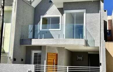 Imagem: A casa possui 3 Dormitórios, 3 Banheiros, 2 Vagas na garagem