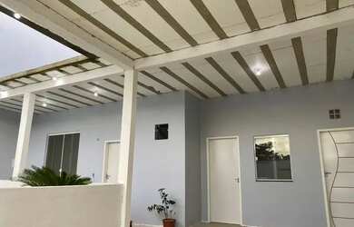 Imagem: A casa possui 2 Dormitórios, 2 Banheiros, 2 Vagas na garagem