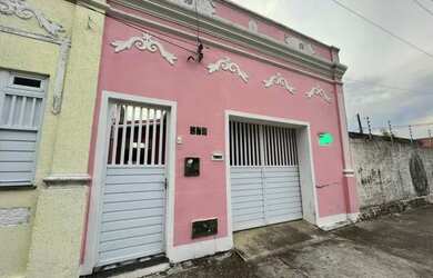 Imagem: A casa possui 4 Dormitórios, 3 Banheiros, 1 Vaga na garagem