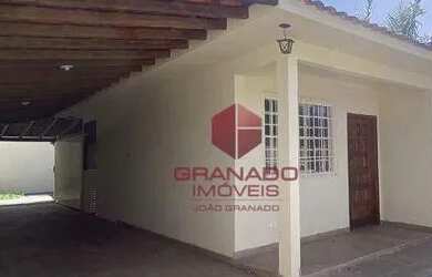 Imagem: A casa possui 3 Dormitórios, 2 Banheiros, 2 Vagas na garagem