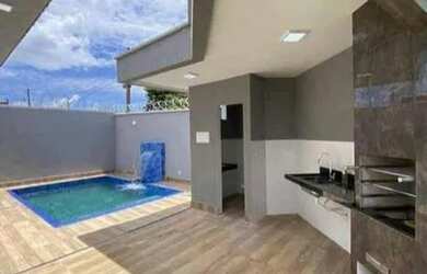 Imagem: A casa possui 3 Dormitórios, 1 Banheiro, 2 Vagas na garagem