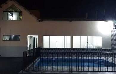 Imagem: A casa possui 3 Dormitórios, 2 Banheiros, 3 Vagas na garagem