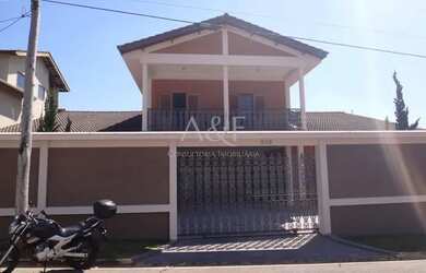 Imagem: A casa à venda possui 4 Dormitórios, 5 Banheiros, 4 Vagas