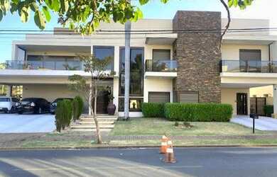 Imagem: A casa em condomínio possui 5 Dormitórios, 5 Banheiros, 4