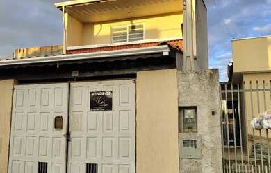 Imagem: A casa possui 2 Dormitórios, 3 Banheiros, 1 Vaga na garagem