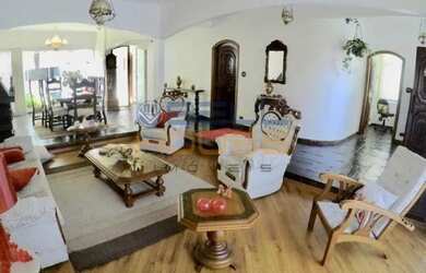 Imagem: A casa possui 3 Dormitórios, 2 Banheiros, 5 Vagas na garagem