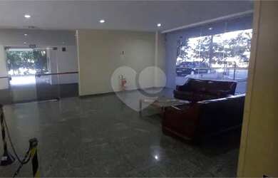 Imagem: O depósito possui 5 Vagas na garagem, 80m² de Área e está