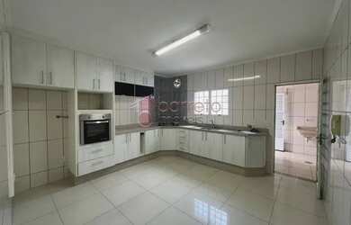 Imagem: A casa possui 3 Dormitórios, 3 Banheiros, 4 Vagas na garagem